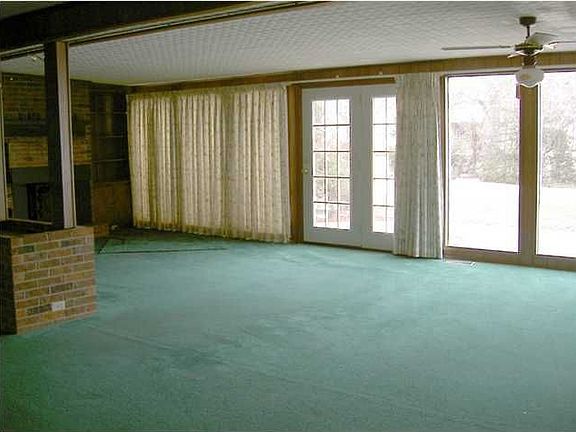 LARGE FAMILY ROOM