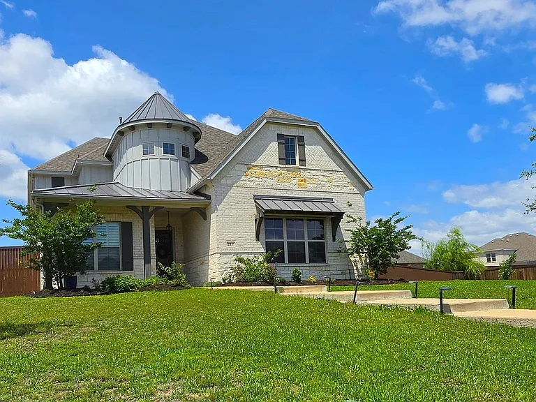 217 Longwood Dr — Photo 6