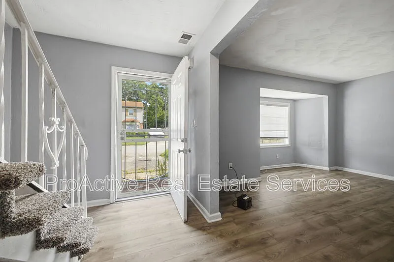 4 bed, 1.5 bath, 1600 sqft, $2,000 — Photo 3