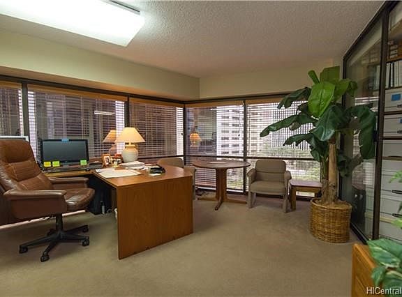Beautiful unit with lots of windows, perfect for an office or living space. Floor to ceiling windows
