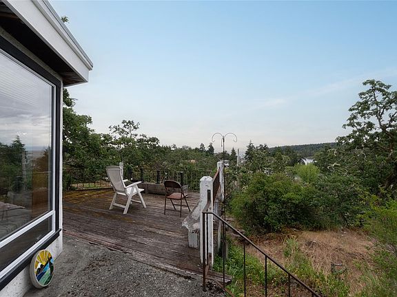 4th image of 540 View Royal Ave