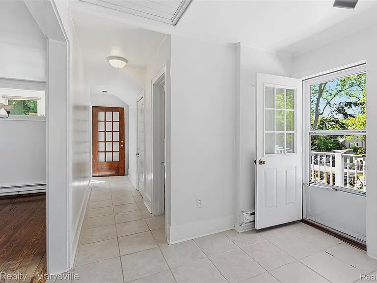 504 Clinton Ave — Photo 32
