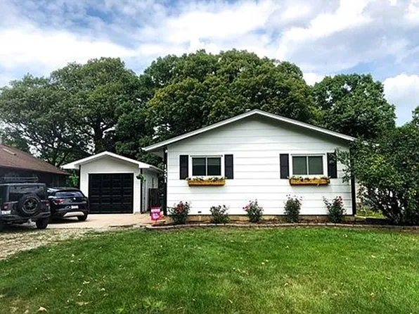 1551 Holiday Dr, Sandwich, IL 60548