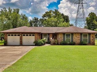105 Lazy Ln, Lake Jackson, TX 77566