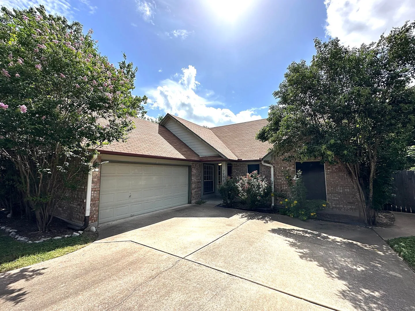 Charming Garden-Style 3 Bedrooms 2 Bathroom Single Family Home for Rent in South Austin, Cul-de-S... — Photo 2