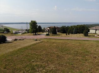 146 Scenic Dr, Yankton, SD 57078