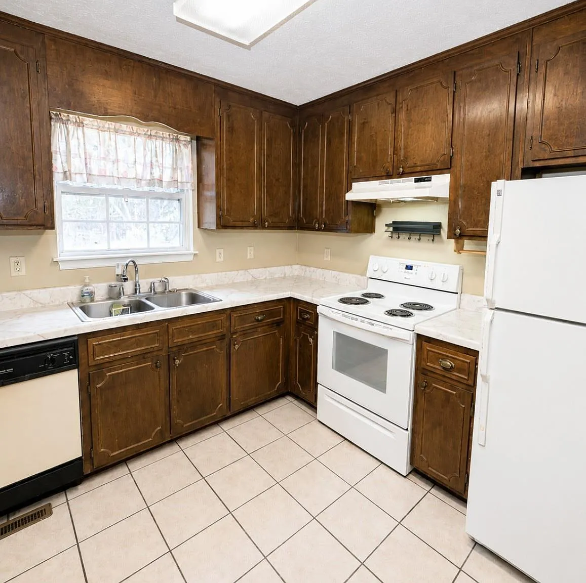 3 bed, 2.0 bath, 1218 sqft, $2,400 — Photo 4