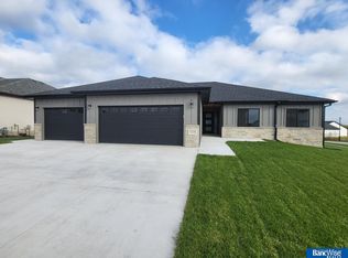 9520 Dalton Dr, Lincoln, NE 68516