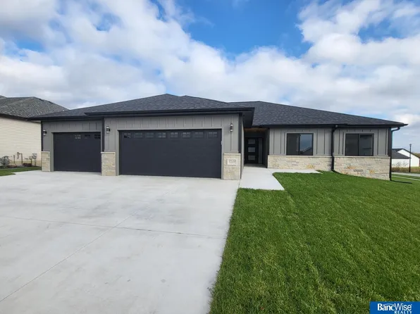 9520 Dalton Dr, Lincoln, NE 68516