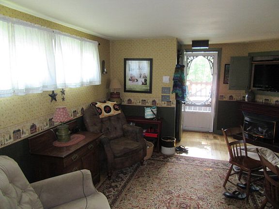 3rd image of 818 Center St