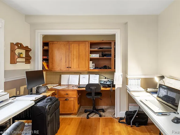 16219 Elizabeth St — Photo 17