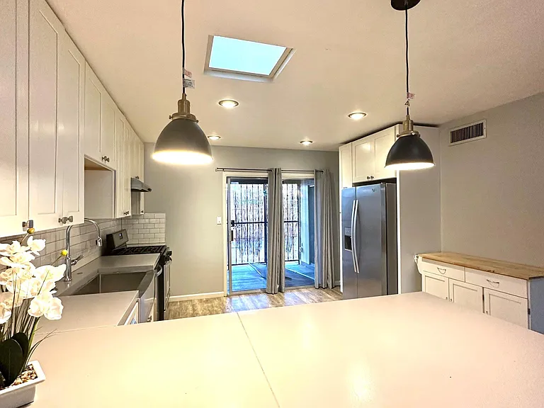 3906 N Stone Ave — Photo 7