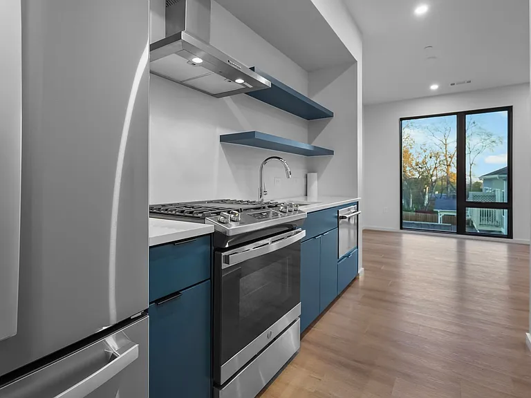 500 Merritt Ave #207 — Photo 9