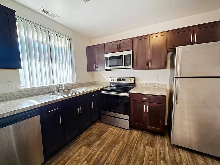 Creekside of Farmington Hills Apartments — Photo 4