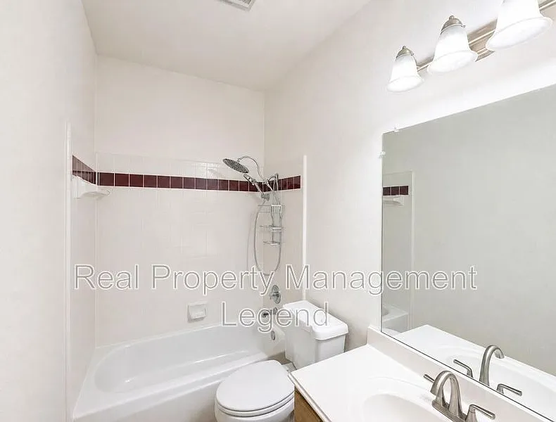3 bed, 2.0 bath, 1978 sqft, $2,550 — Photo 3
