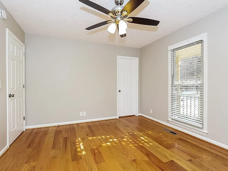 225 Richmond Dr — Photo 9