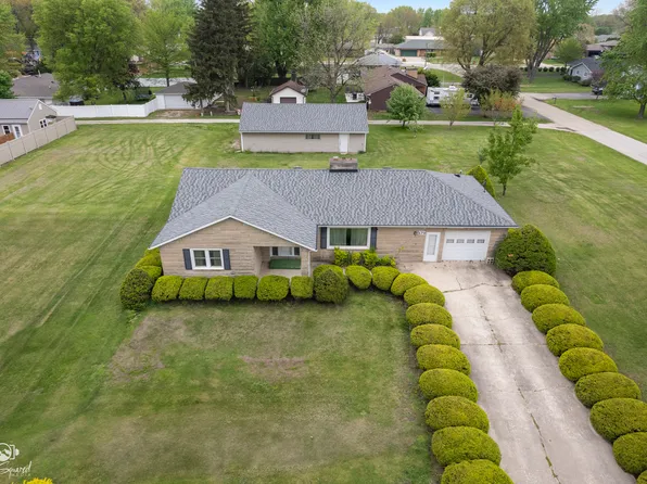 170 E 3rd St, Coal City, IL 60416