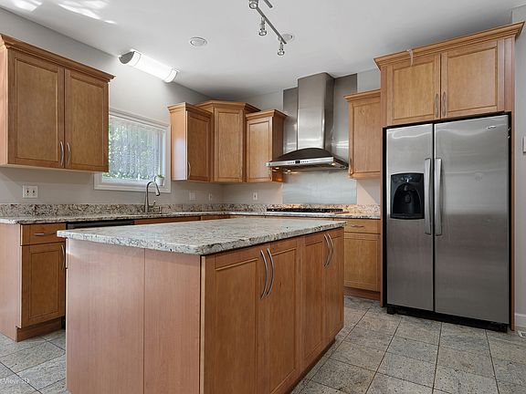 4th image of 3985 Lake Park Ave