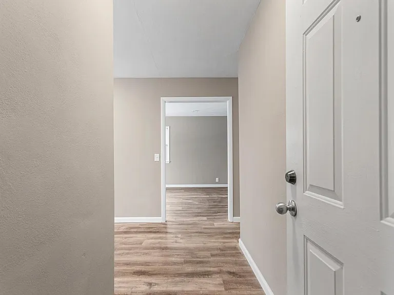 305 N Elizabeth St — Photo 2