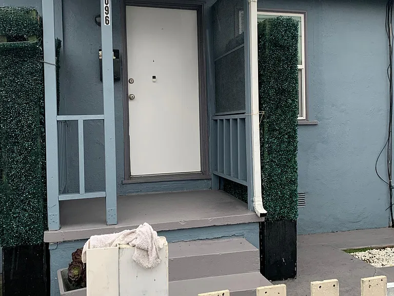 1096 Montgomery Ave — Photo 3