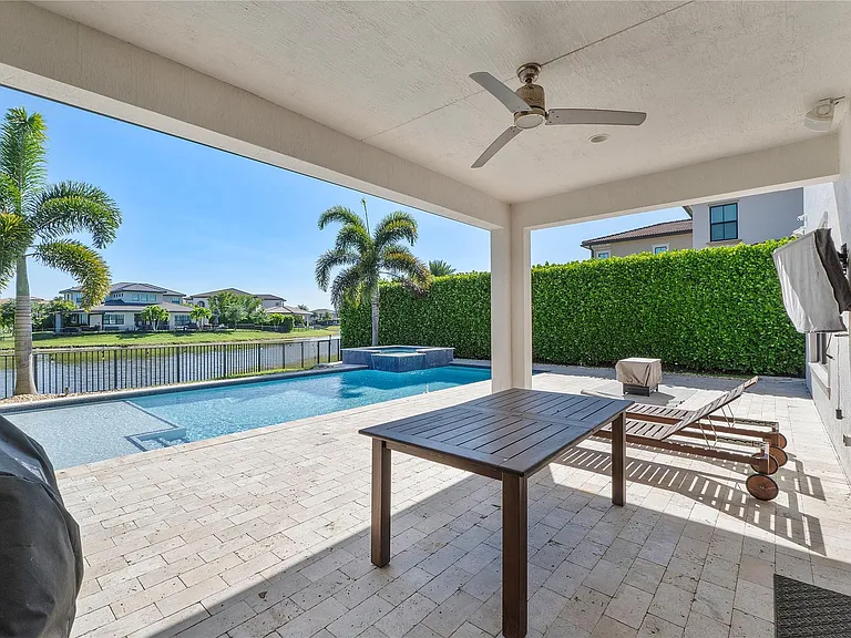 11036 Meridian Dr N — Photo 31