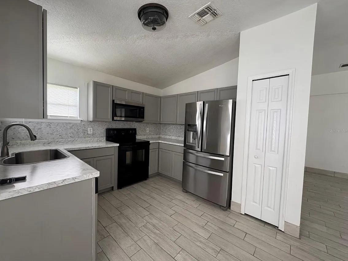 4 bed, 1500 sqft, $1,975 — Photo 3