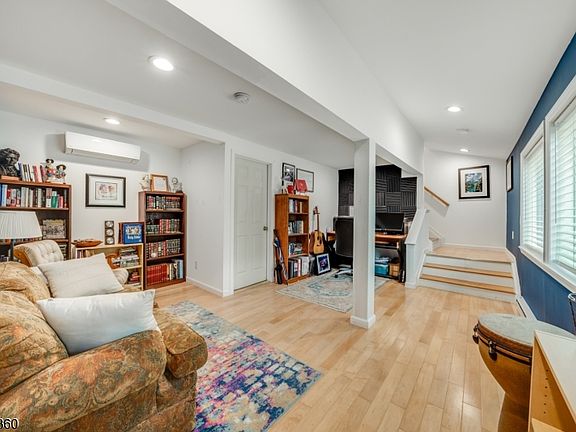 5th image of 22 Paddock Ave