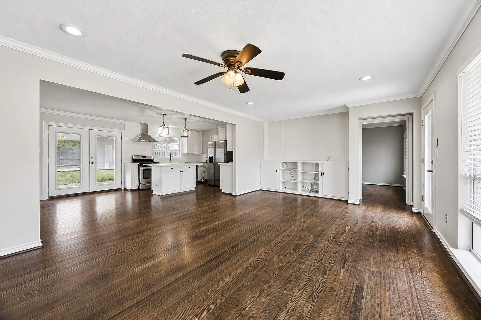 3 bed, 1.0 bath, 1400 sqft, $2,200 — Photo 3