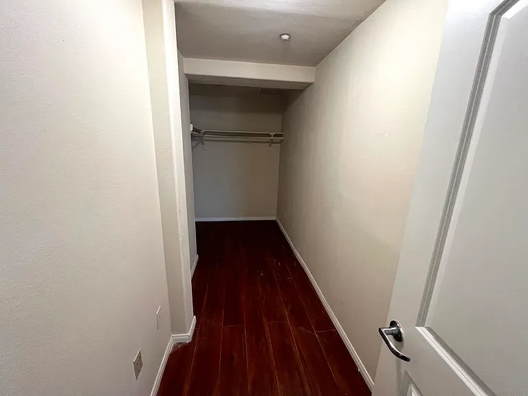 1154 Bellevue APT — Photo 9