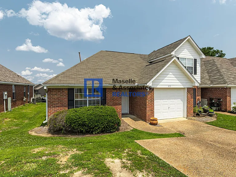 413 Woodlake Ln — Photo 5
