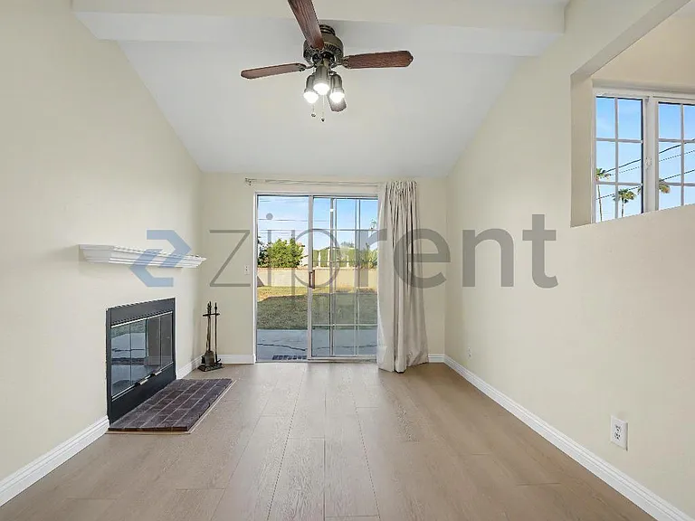 10916 Noble Ave — Photo 7
