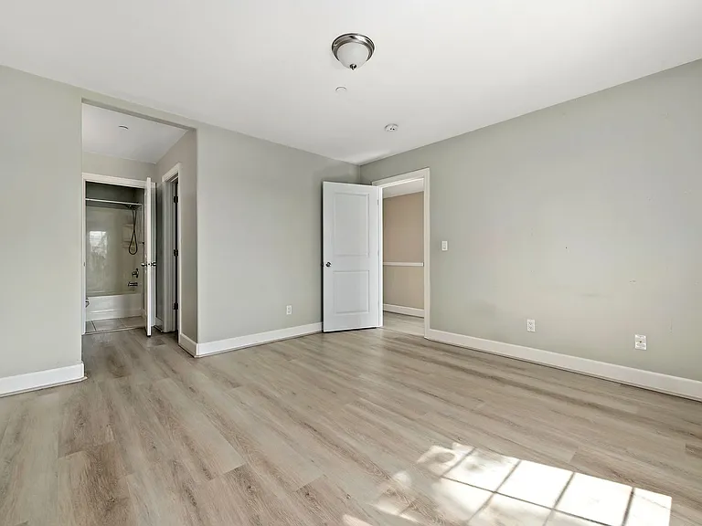562 Lambert Ter — Photo 23
