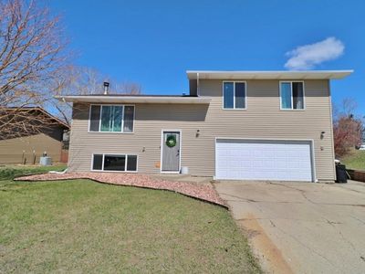 2300 Crescent Dr, Minot, ND, 58703