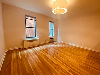 Rented by Metropolis Real Estate of Manhattan
