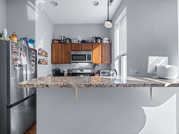 5th image of 1644 N Hermitage Ave #2F