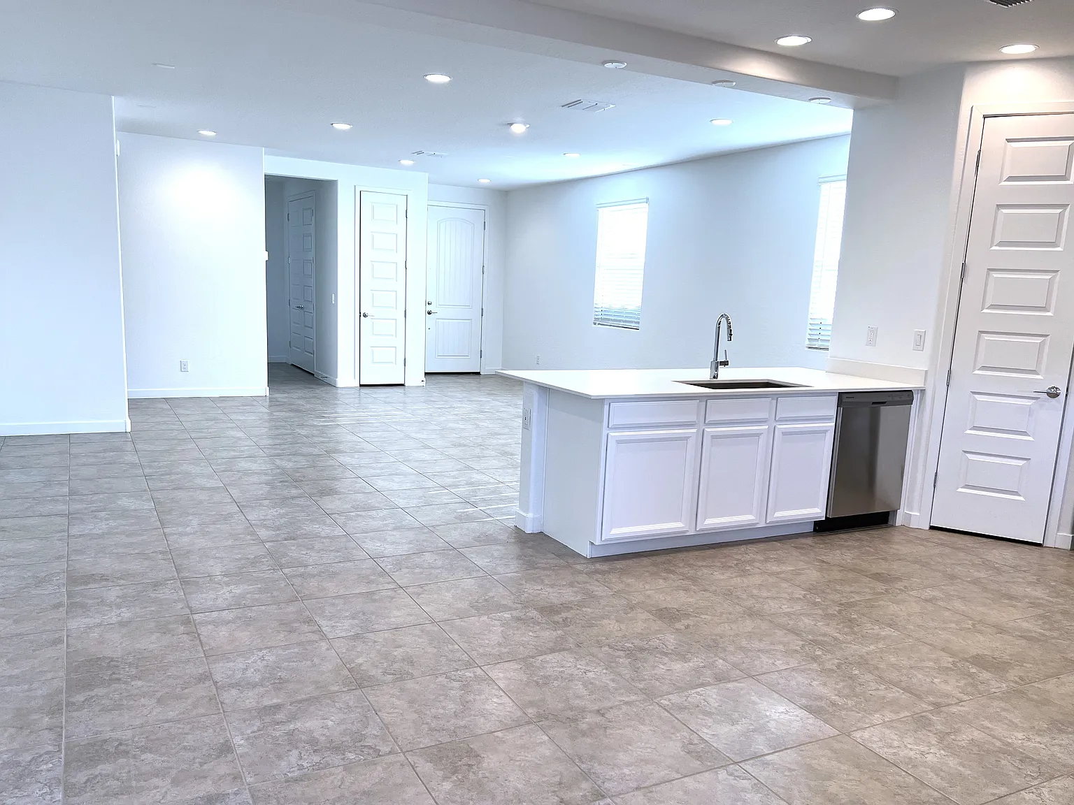 4 bed, 1800 sqft, $2,400 — Photo 4