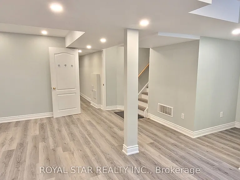 15 Masters Green Cres #BASEMENT — Photo 3