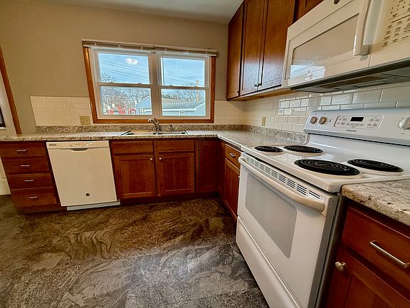 3rd image of 912 Waterloo Rd