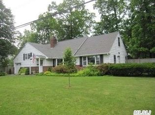 26 Peartree Ln, Huntington Station, NY 11746