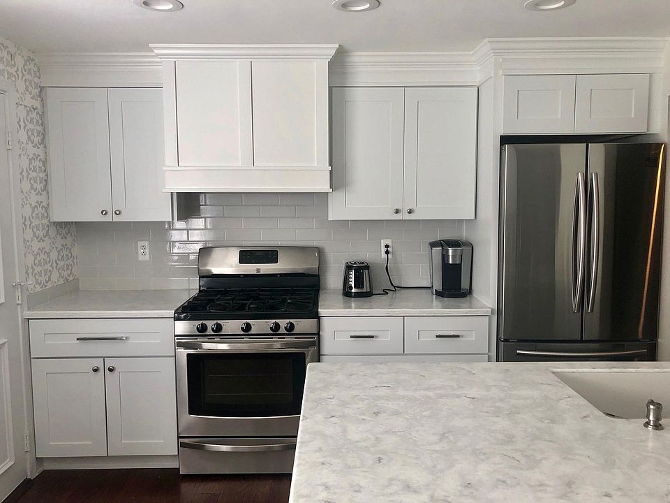 1st image of 402 Hammond Pl