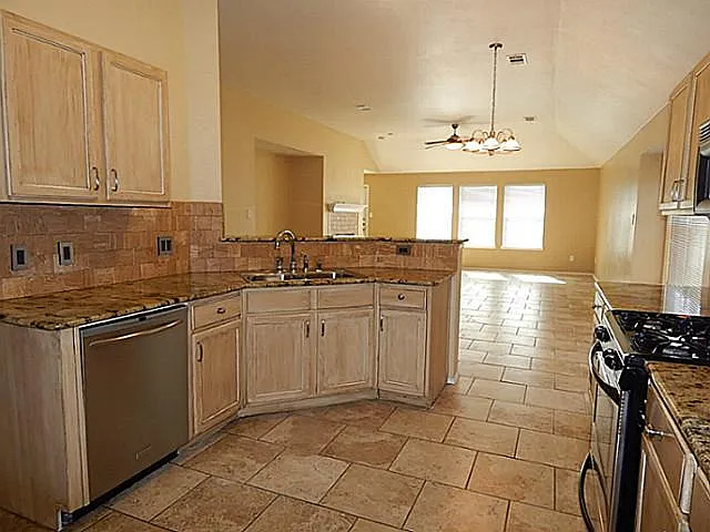 3 bed, 2157 sqft, $2,550 — Photo 4
