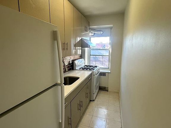 5th image of 14307 Sanford Ave APT 3B