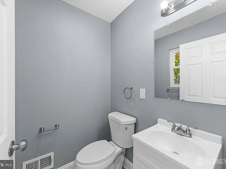 245 William St #A — Photo 10
