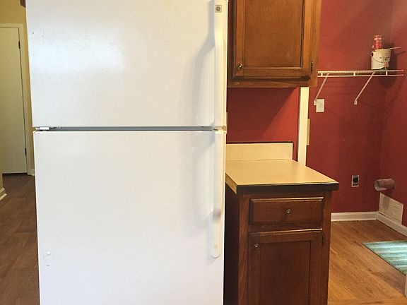 Refrigerator with ice maker