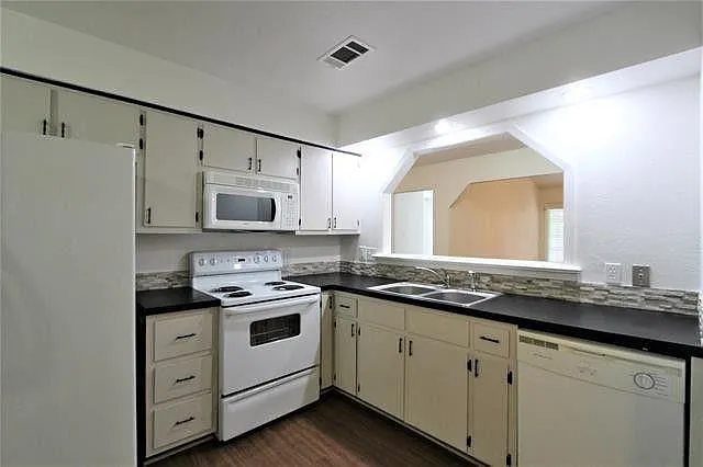 3 bed, 1361 sqft, $2,100 — Photo 3
