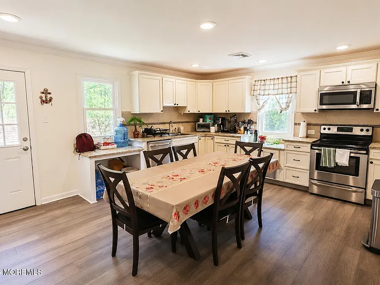 837 Forest Ave — Photo 4