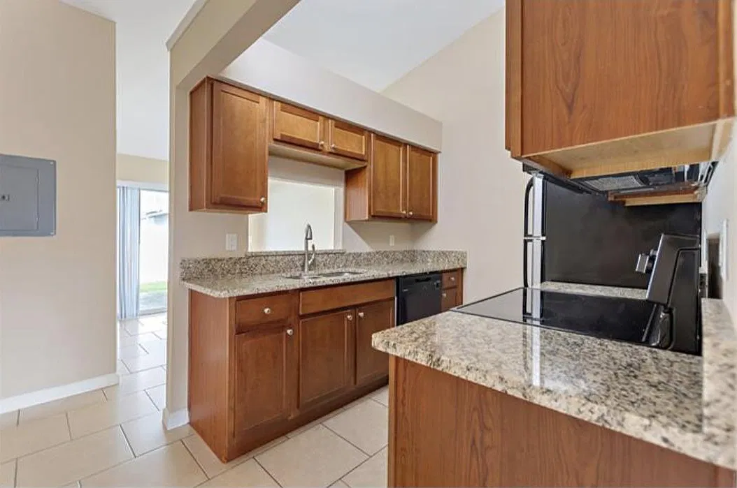 2 bed, 900 sqft, $1,300 — Photo 3