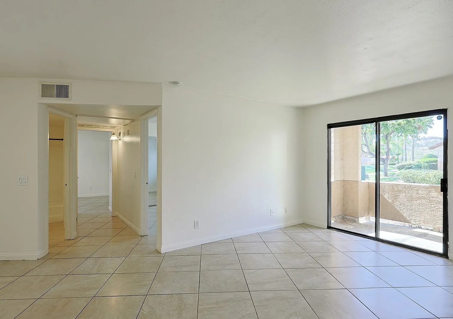 Spacious 3BR/2BA Condo with Pool, 2 Parking Spaces — Photo 2