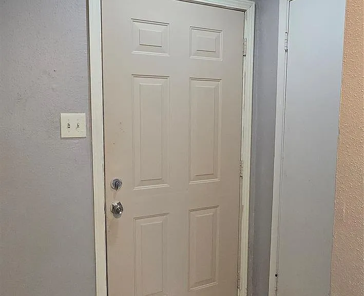 7913 Grove Ridge Dr — Photo 3