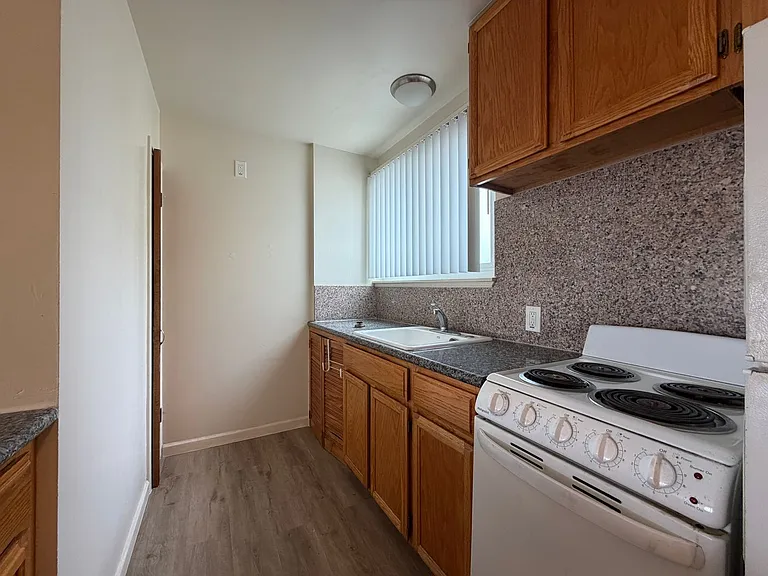571 33rd Ave #6 — Photo 4
